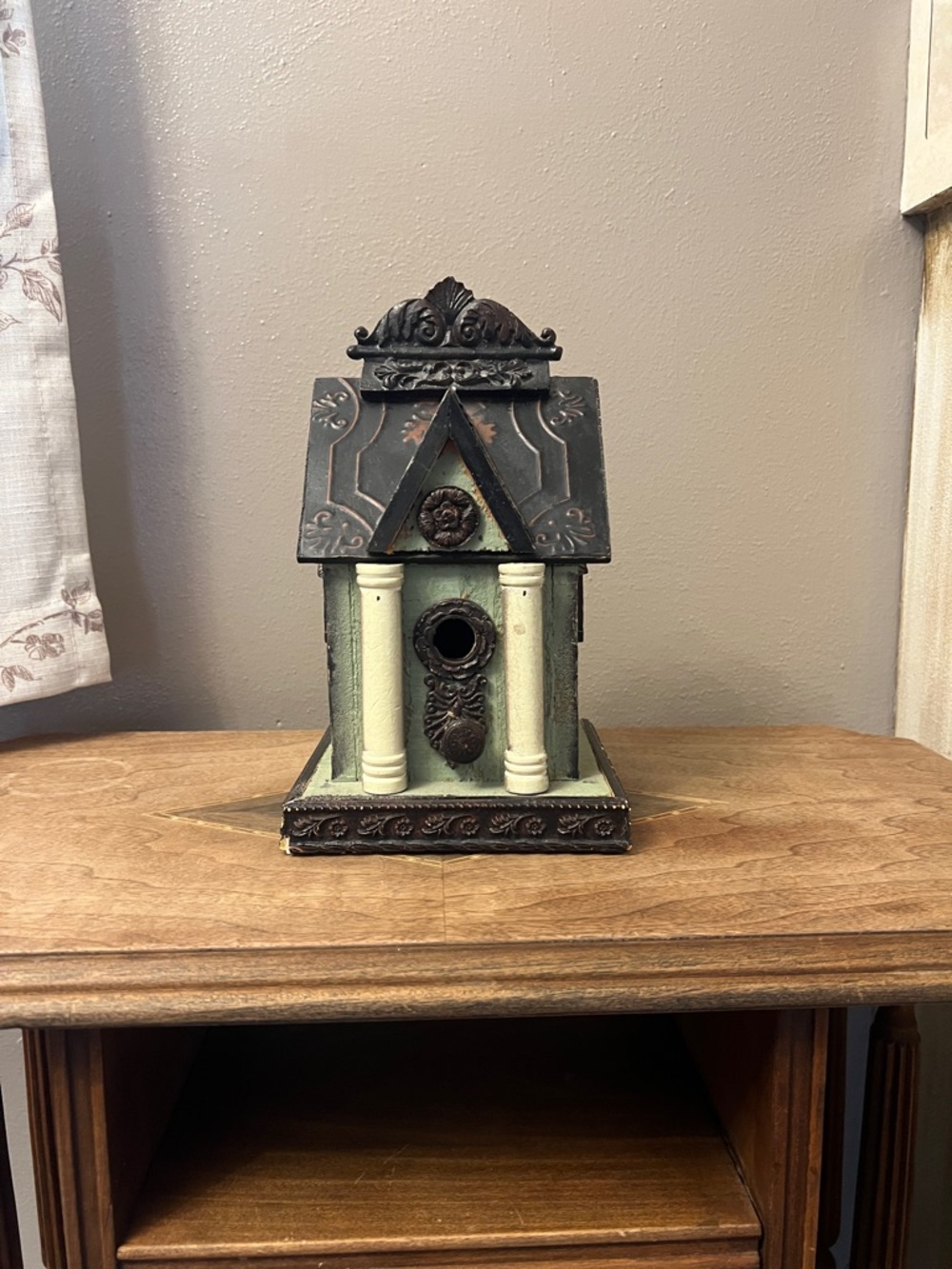 Primitive birdhouse
